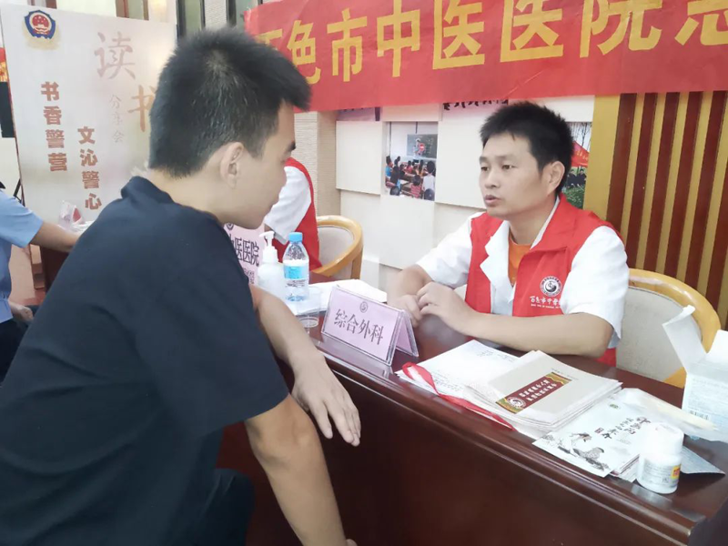 【医院动态】承岐黄薪火，传中医经典 ——百色市中医医院开展世界传统医药日主题宣传活动
