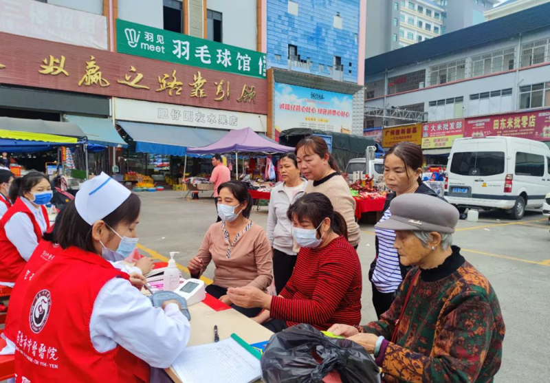 【医院动态】百色市中医医院开展“白衣天使在行动，健康同行进社区”双报到义诊活动