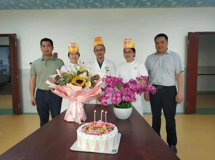 一份祝福，一份温暖 ——百色市中医医院工会开展职工生日慰问活动