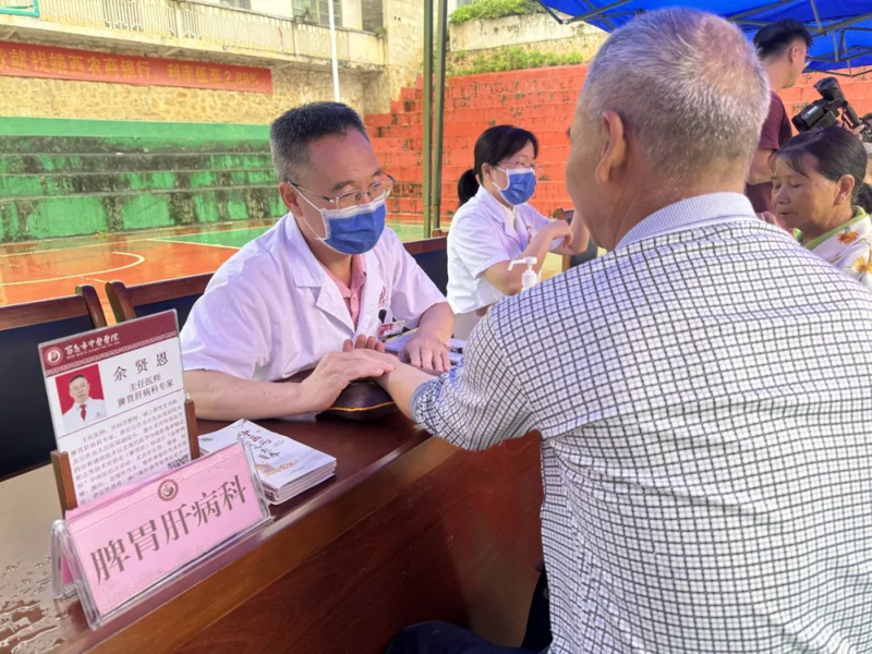 【医院动态】岐黄送暖护边关 法治惠民促团结——百色市中医医院赴靖西市渠洋镇开展中医特色健康义诊与法治宣传活动